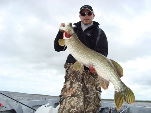 Tomek z dużym szczupakiem