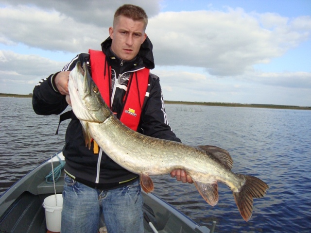 Adrian z życiowym szczupakiem Adrian z życiowym szczupakiem