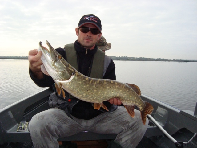 Gość z ładnym szczupakiem