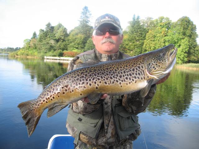 Grzegorz Zarębski z wielkim pstrągiem