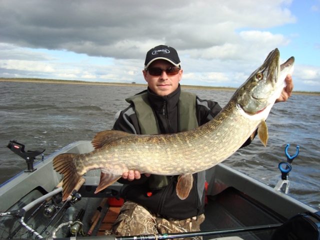 Tomek z dużym szczupakiem Tomek z dużym szczupakiem