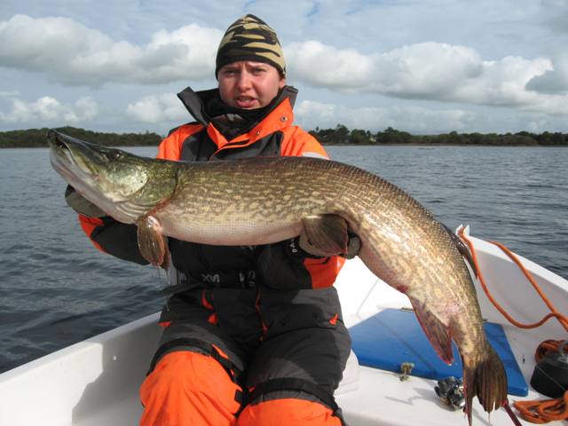 Dziewczyna i 110 cm szczupak Dziewczyna i 110 cm szczupak