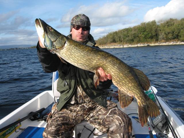 Jacek z okazowym szczupakiem Jacek z okazowym szczupakiem