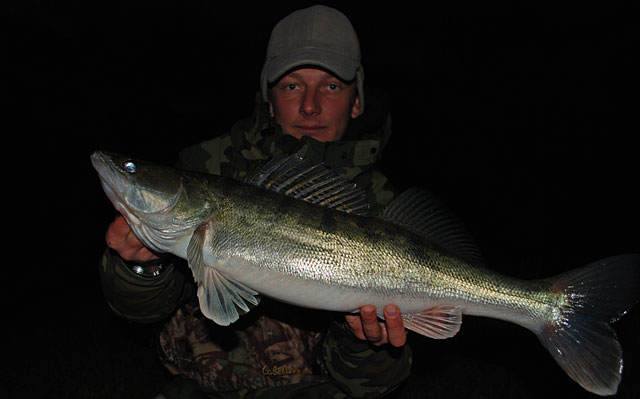 Mateusz z pięknym sandaczem