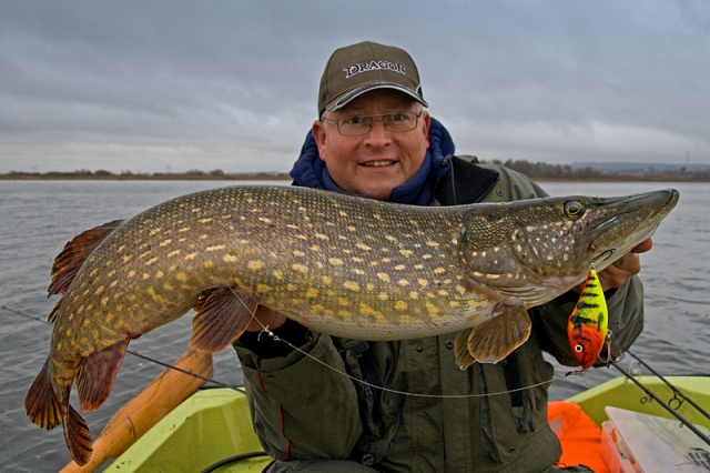 Arek z ładnym szczupakiem