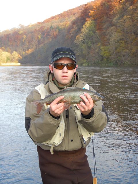 Łukasz z dużym lipieniem z Sanu