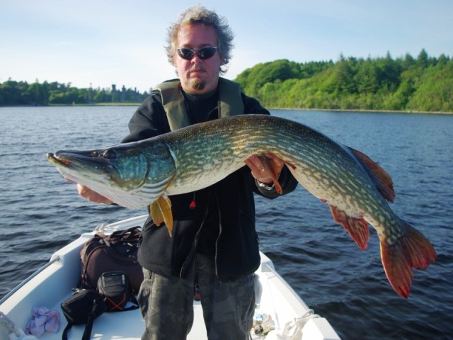 Mariusz z metrówką - Corrib - Irlandia - www.przewodnicywedkarscy.pl - Wyprawy na ryby