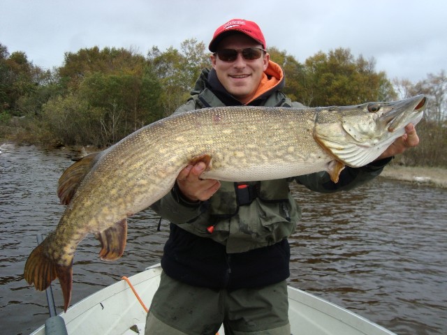 110 cm i Tomek - Wyprawy wędkarskie - Szczupak - Irlandia - www.przewodnicywedkarscy.pl