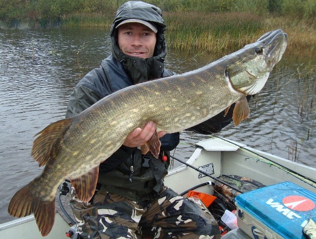 Jacek z matrówką - Wyprawy wędkarskie - Szczupak - Irlandia - www.przewodnicywedkarscy.pl