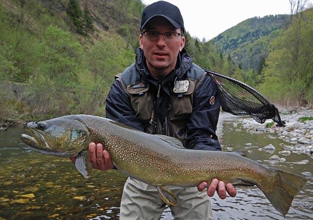 Maciek z okazem pstrąga marmurkowegoj - Słowenia - Łowienie na muchę - www.przewodnicywedkarscy.pl - Wyprawy wędkarskie
