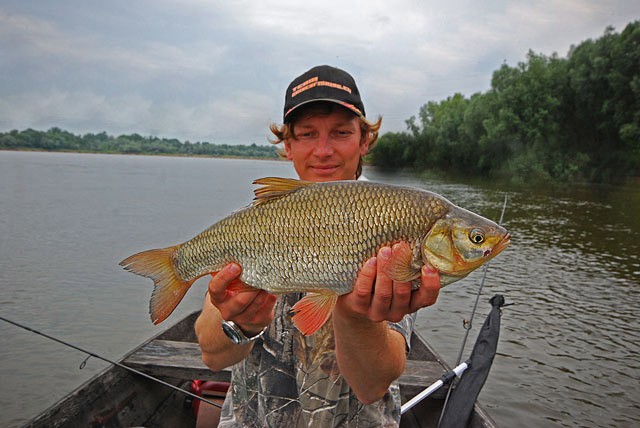 Mateusz z okazowym jaziem - Impreza integracyjna - Wisła - www.przewodnicywedkarscy.pl