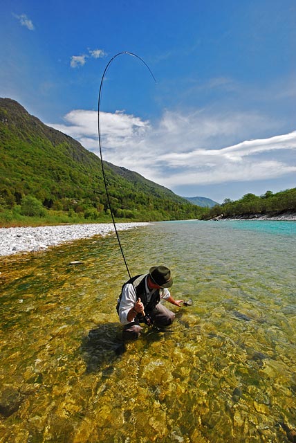 Maciek podbiera pstrąga na Socy - Słowenia - Łowienie na muchę - www.przewodnicywedkarscy.pl - Wyprawy wędkarskie