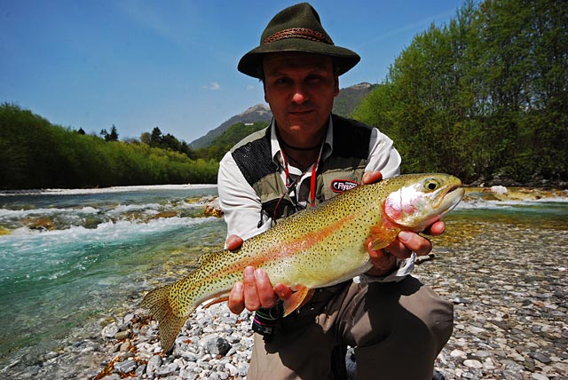 Piękny duży tęczak z Tolminki - Słowenia - Łowienie na muchę - www.przewodnicywedkarscy.pl - Wyprawy wędkarskie