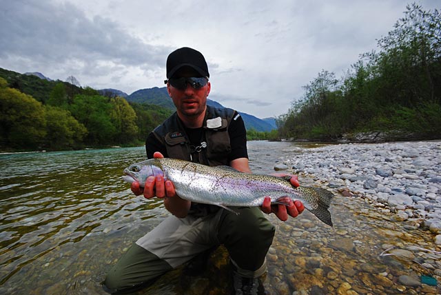 Duży pstrąg tęczowy - Słowenia - Łowienie na muchę - www.przewodnicywedkarscy.pl - Wyprawy wędkarskie