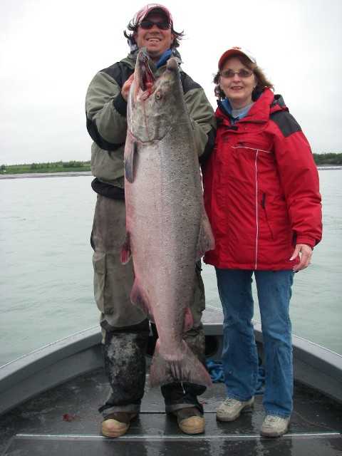 Alaska - wielki King Salmon i przewodnik z Klientem - www.przewodnicywedkarscy.pl - Wyprawy wędkarskie